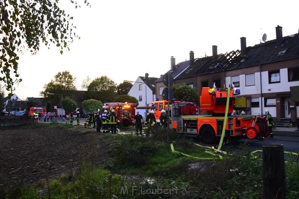 Feuer 2 Vollbrand Reihenhaus Roggendorf Berrischstr P235.JPG - Miklos Laubert